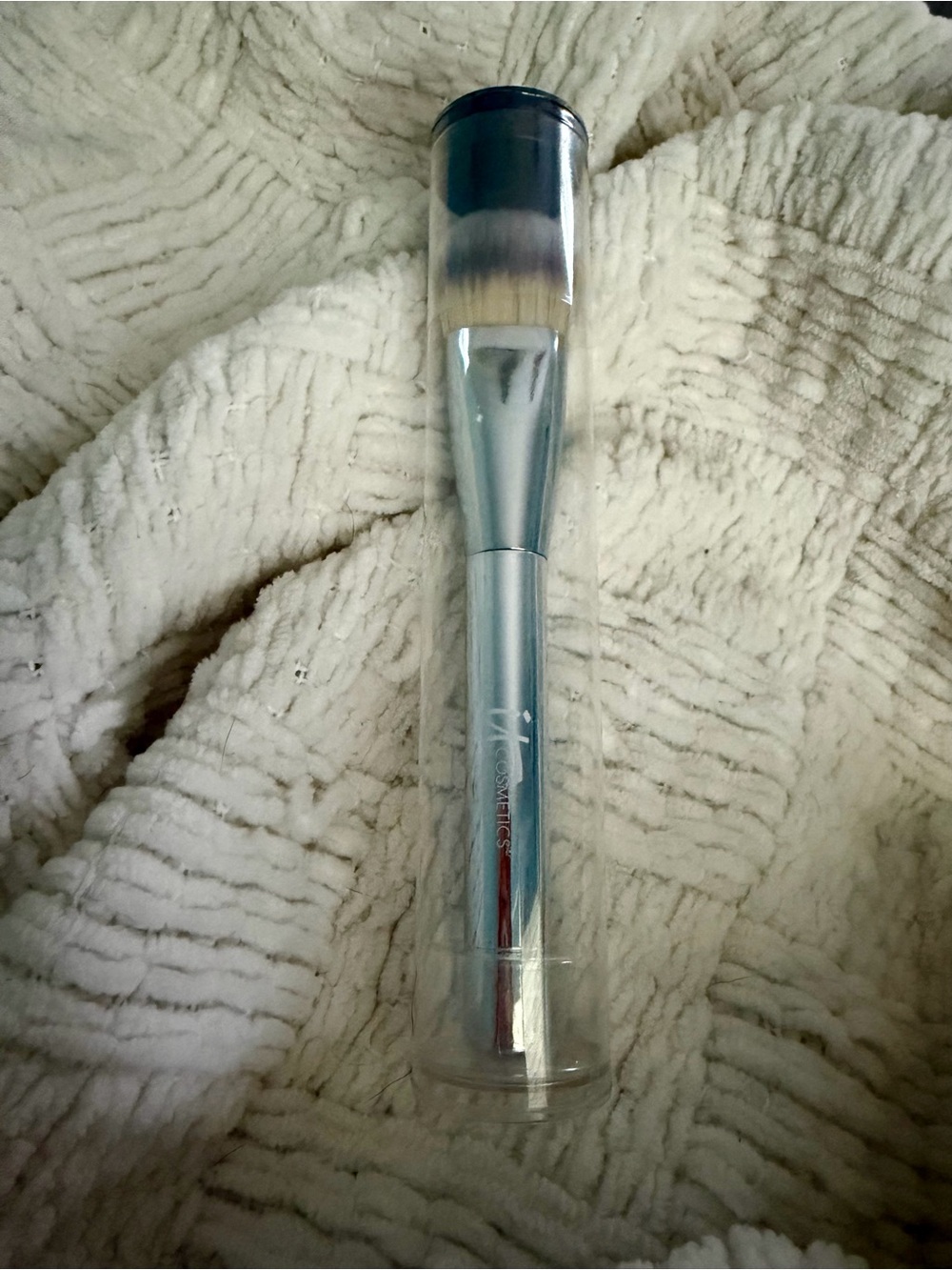 it cosmetics Silver Tapered Buffing Brush with Clear Cap